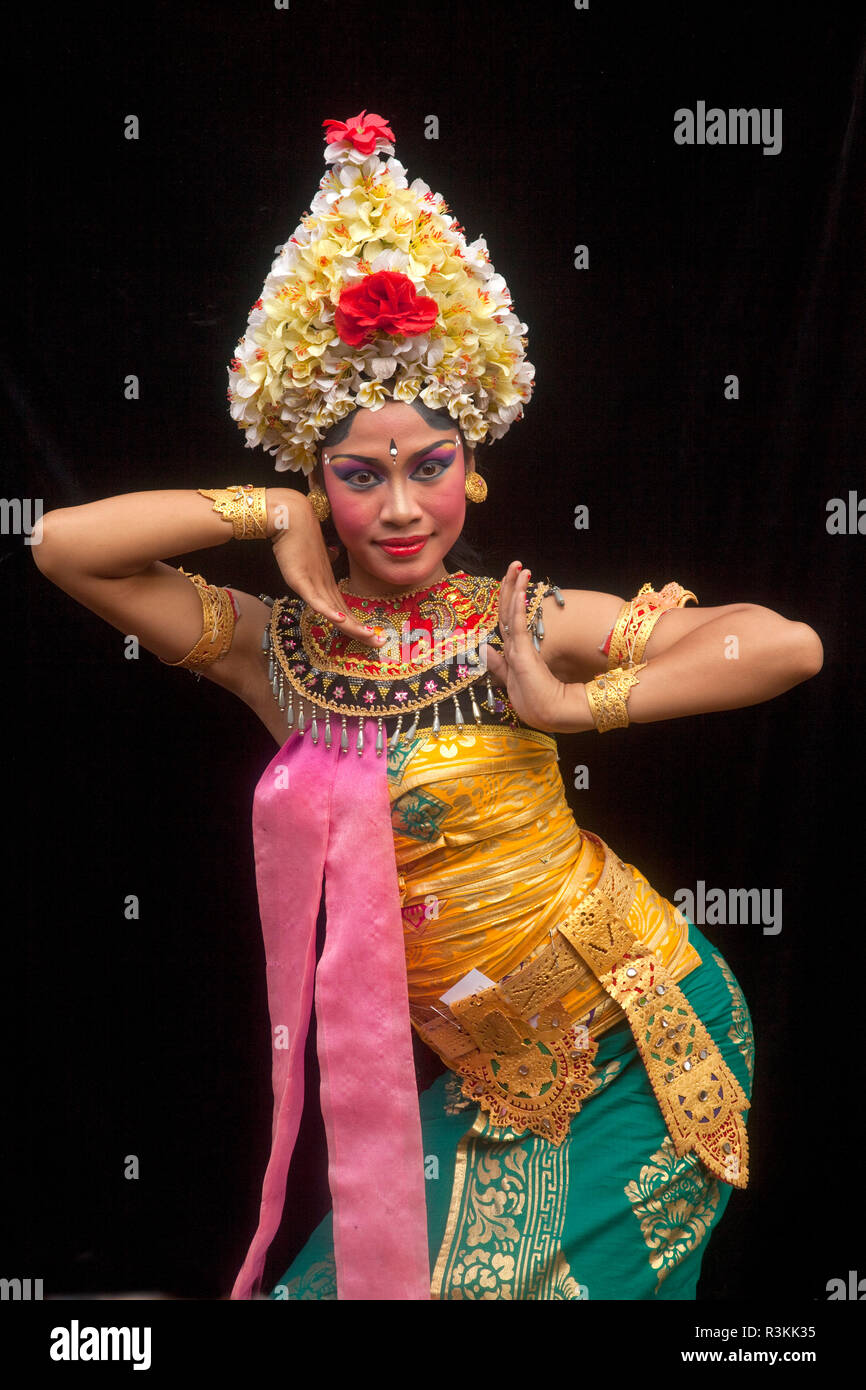 Balinese dancer in traditional hi-res stock photography and images - Alamy