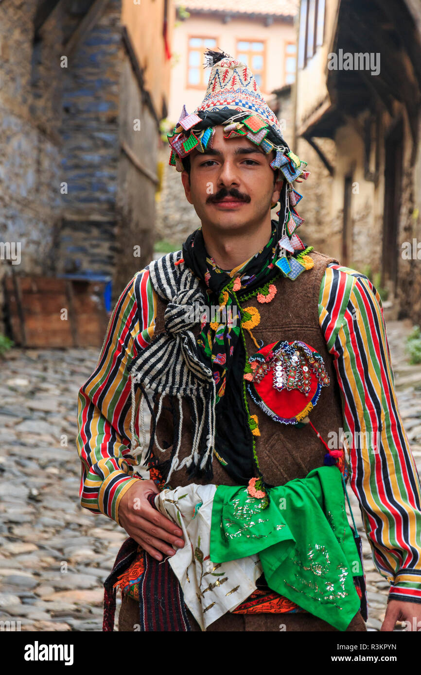 https://c8.alamy.com/comp/R3KPYN/turkey-marmara-bursa-village-of-cumalikizik-traditional-dress-clothing-styles-from-the-region-editorial-use-only-R3KPYN.jpg