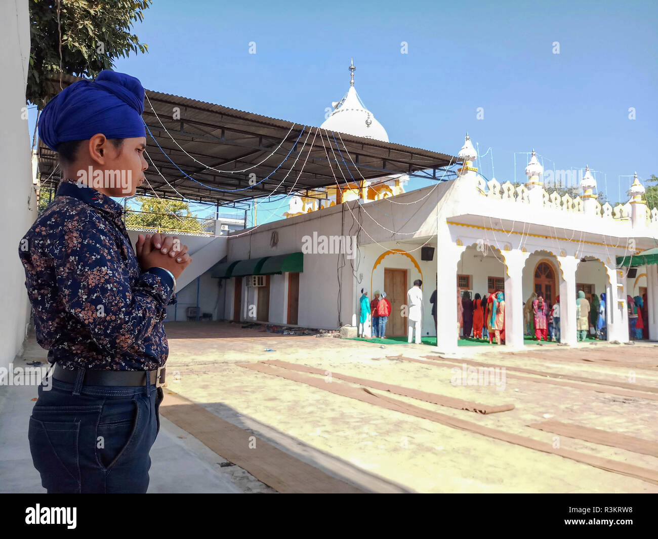 Mohali, Punjab, India. 23rd Nov, 2018. A Sikh devotee seen praying outside Gurdwara or a Sikh temple during the occasion of the 550th birth anniversary of Guru Nanak Dev, in Mohali.Sikhism was founded in the 15th century by Guru Nanak, who broke away from Hinduism, India's dominant religion, He preached the equality of races and genders and the rejection of image-worship and the caste system. Credit: Saqib Majeed/SOPA Images/ZUMA Wire/Alamy Live News Stock Photo