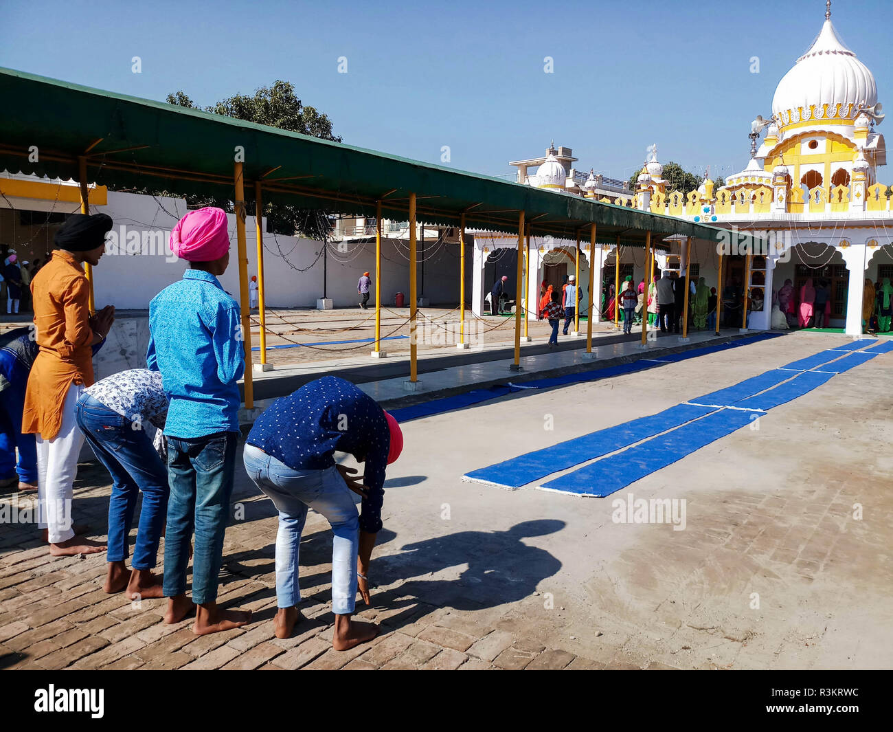Mohali, Punjab, India. 23rd Nov, 2018. Devotees are seen paying obeisance at the Khanpur Gurduwara during the occasion of the 550th birth anniversary of Guru Nanak Dev in Mohali.Sikhism was founded in the 15th century by Guru Nanak, who broke away from Hinduism, India's dominant religion, He preached the equality of races and genders and the rejection of image-worship and the caste system. Credit: Saqib Majeed/SOPA Images/ZUMA Wire/Alamy Live News Stock Photo
