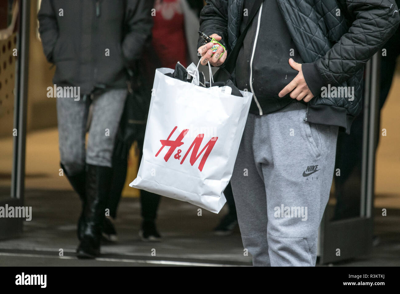 Manchester, Greater Manchester, UK. H&M Black Friday Sales. 23rd November  2018. People flock to stores to