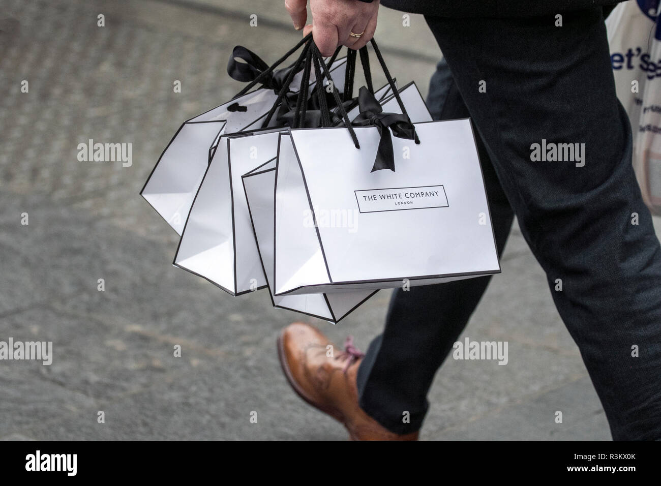 Top retailers in Manchester, UK 24th November, 2017. Louis Vuitton &  shoppers in the city centre on Black Friday which has become the one of the  biggest shopping days of the year.