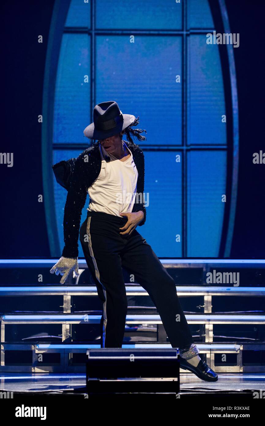 Michael jackson pose hi-res stock photography and images - Alamy, image size:866x1390