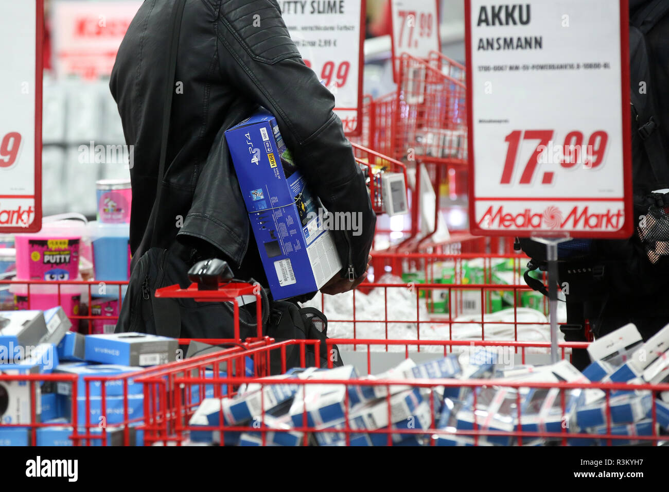 23 November 2018, Hamburg: On the "Black Friday" discount in a Media Markt store, customers queue up at the checkout counters. According to estimates by Handelsverband Deutschland (HDE), the discount