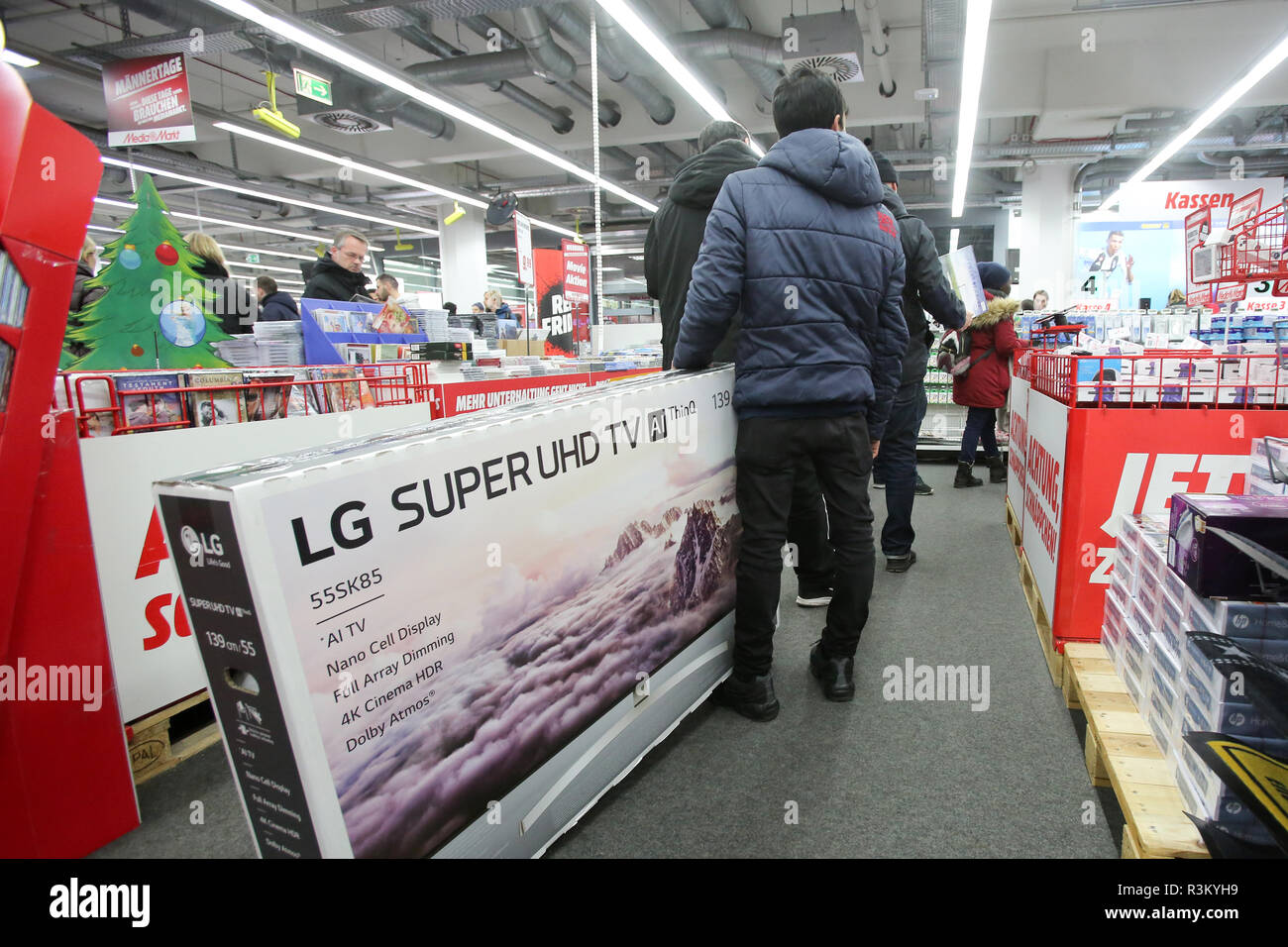 23 November 2018, Hamburg: On the "Black Friday" discount day in a Media  Markt store, customers queue up at the checkout counters. According to  estimates by the Handelsverband Deutschland (HDE), the discount