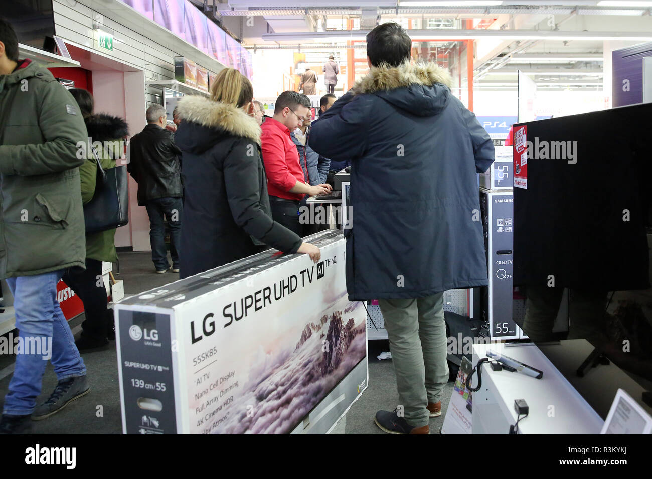 meten lengte zege Hamburg, Germany. 23rd Nov, 2018. On the "Black Friday" discount day in a Media  Markt store, customers queue up at the checkout counters. According to  estimates by the Handelsverband Deutschland (HDE), the