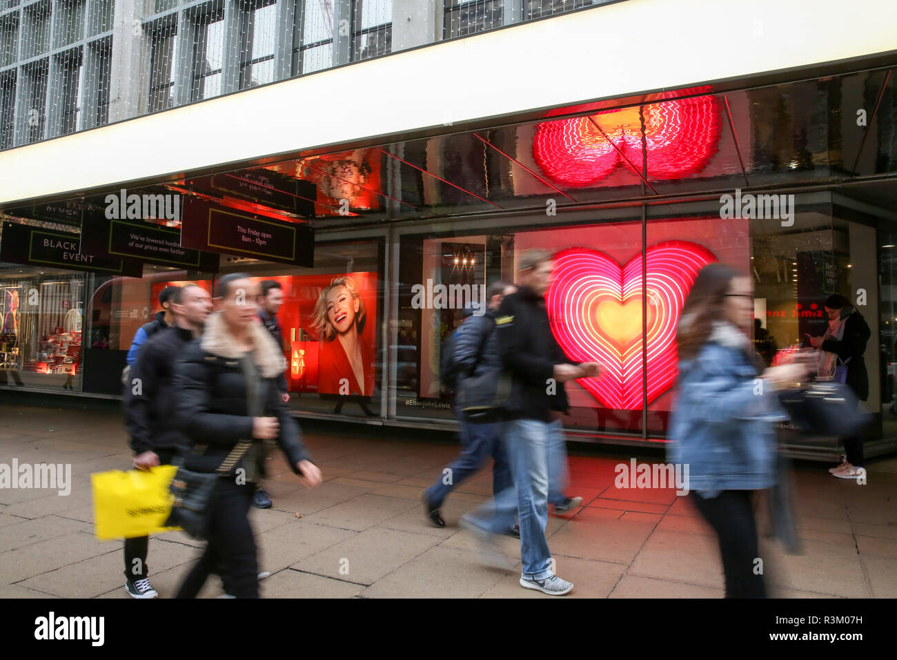 London, UK. 23rd Nov, 2018. Shoppers are seen taking advantage of the Black Friday deals that many high street stores are offering.A very busy Black Friday on London's Oxford Street. Credit: Dinendra Haria/SOPA Images/ZUMA Wire/Alamy Live News Stock Photo