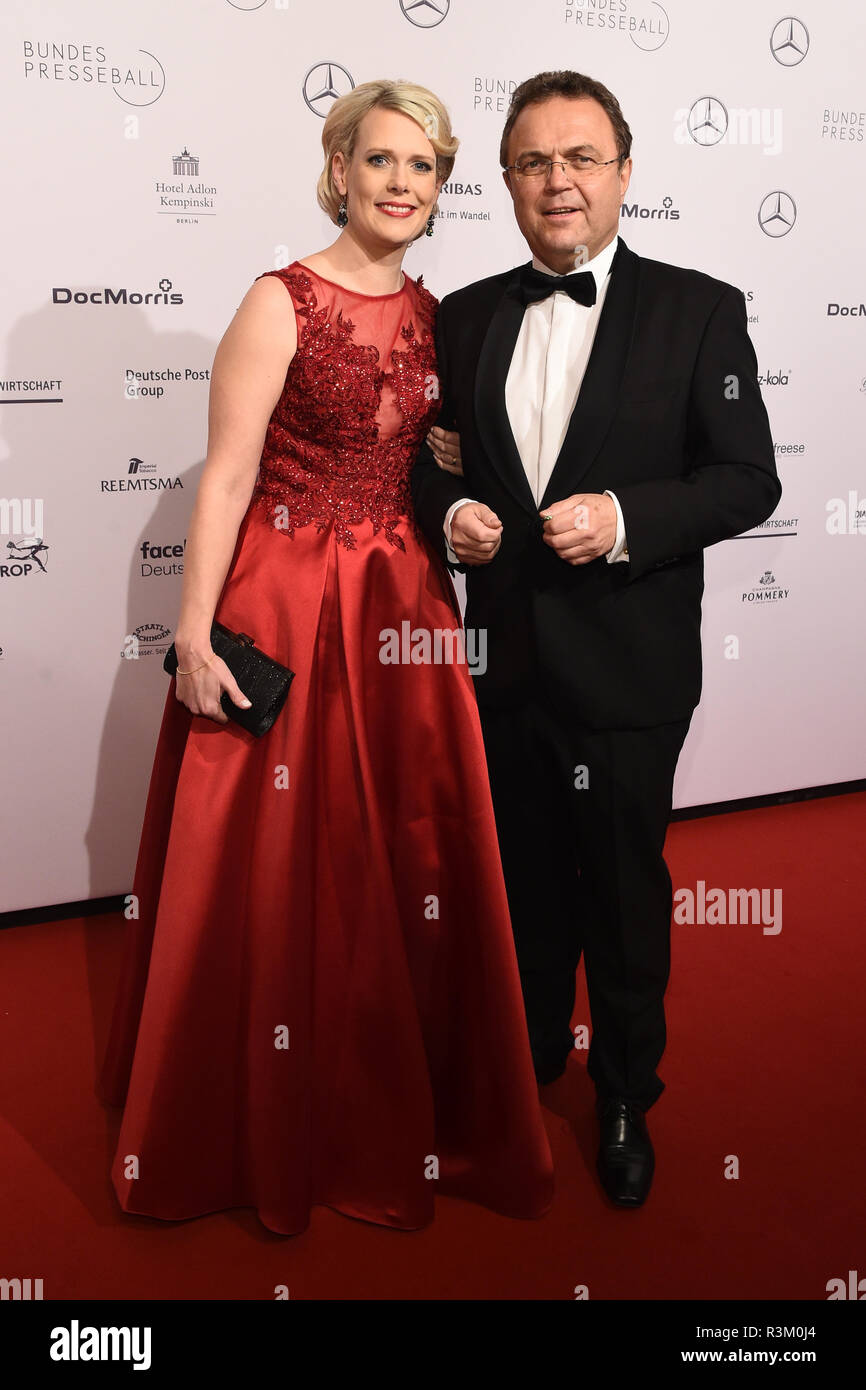 Berlin, Germany. 23rd Nov, 2018. Former Interior Minister Hans-Peter Friedrich (CSU, r) and his wife Diana Troglauer are coming to the Hotel Adlon for the 67th federal press ball over the red carpet. Credit: Gregor Fischer/dpa/Alamy Live News Stock Photo