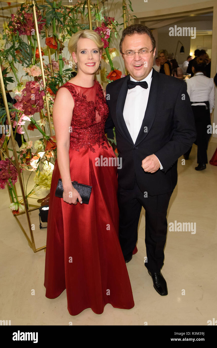 Berlin, Germany. 23rd Nov, 2018. Former Interior Minister Hans-Peter Friedrich (CSU, r) and his wife Diana Troglauer will take part in the 67th Federal Press Ball at the Hotel Adlon. Credit: Gregor Fischer/dpa/Alamy Live News Stock Photo