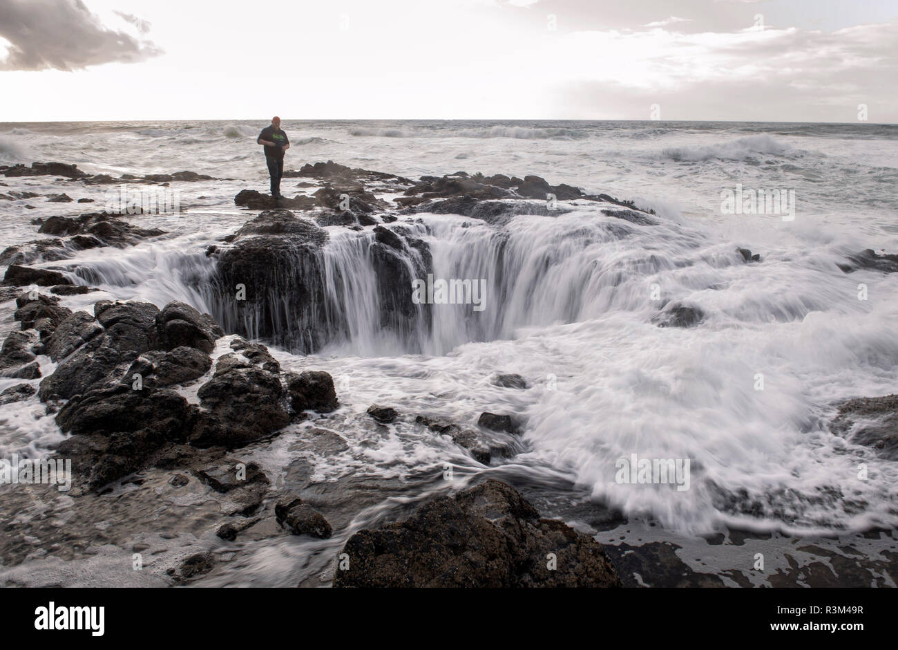 Yachats, OREGON, USA. 23rd Nov, 2018. Sightseer DAVID STALFORD of