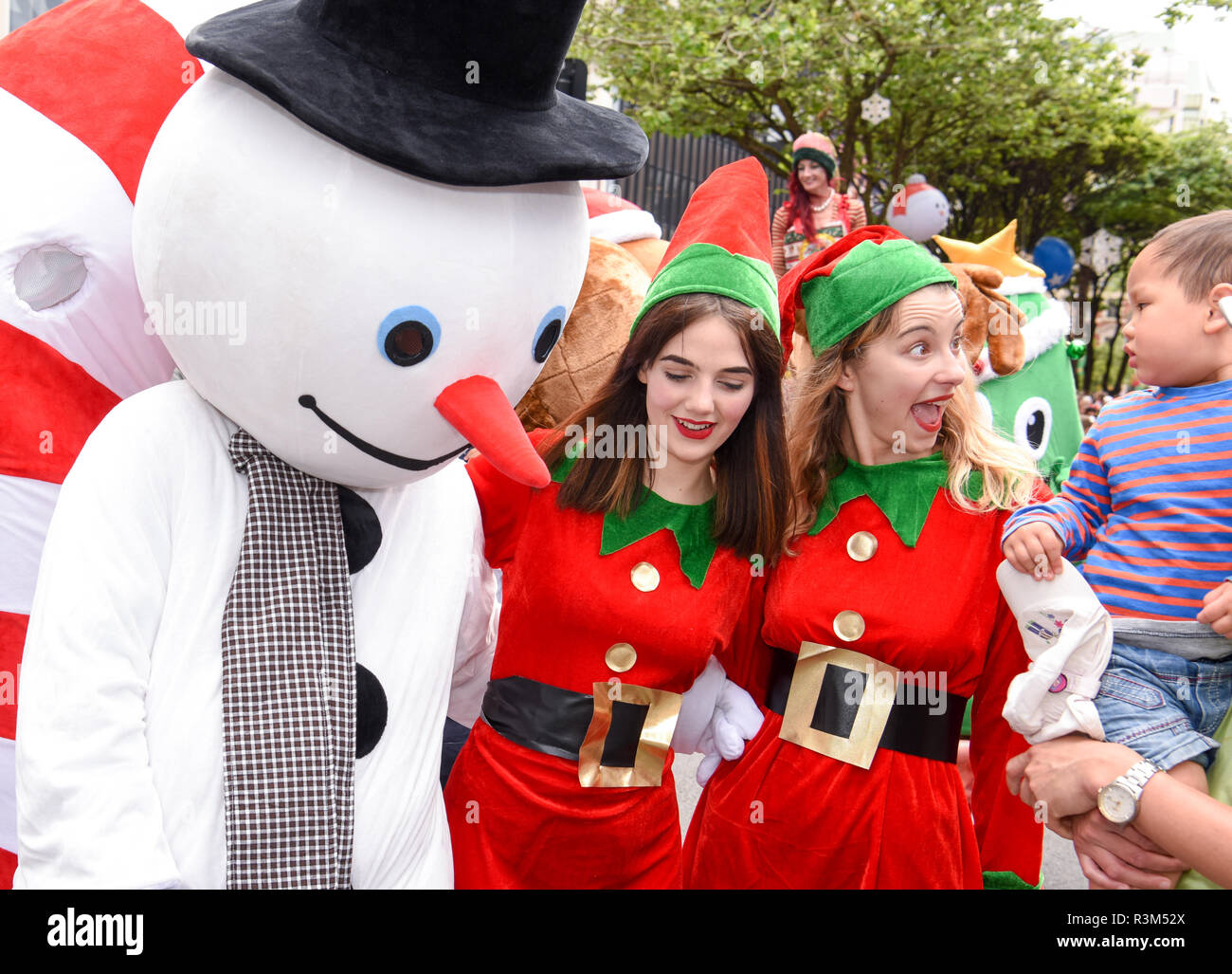 Wellington, New Zealand. 24th Nov, 2018. Performers amuse a kid during the annual Very Welly Christmas Parade held at Lambton Quay in Wellington, New Zealand, on Nov. 24, 2018. Credit: Guo Lei/Xinhua/Alamy Live News Stock Photo