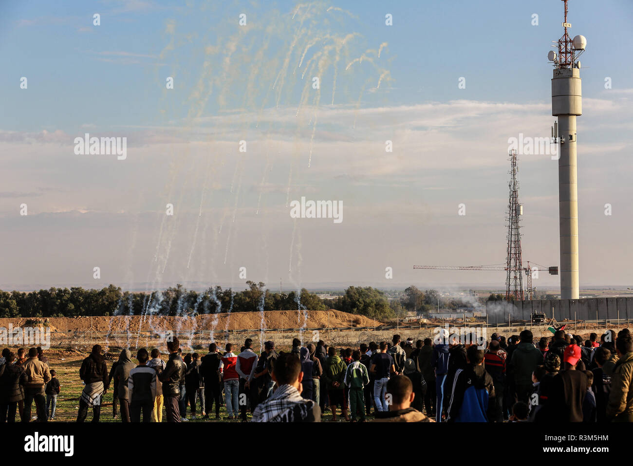 Gaza, Palestinian Territories - 23rd November, 2018. Palestinians are participating in the "Great Return March" near the Israeli-Gaza border, east of Rafah, in the southern Gaza Strip, on November 23, 2018.  © Abed Rahim Khatib / Awakening / Alamy Live News Stock Photo