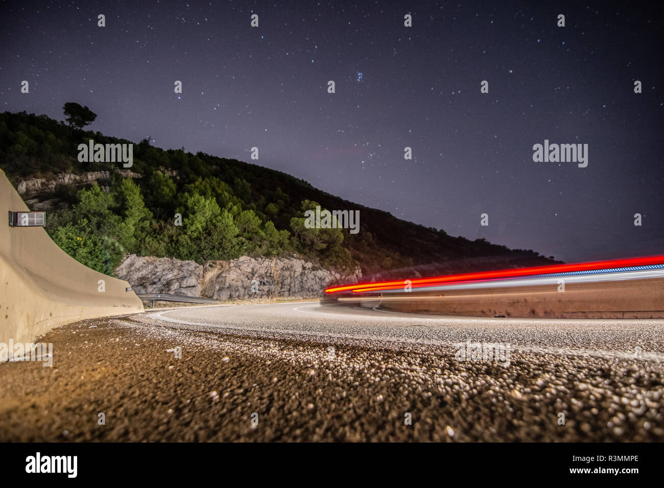 Coches circulando de noche por la carretera de curvas en Cataluña Stock Photo