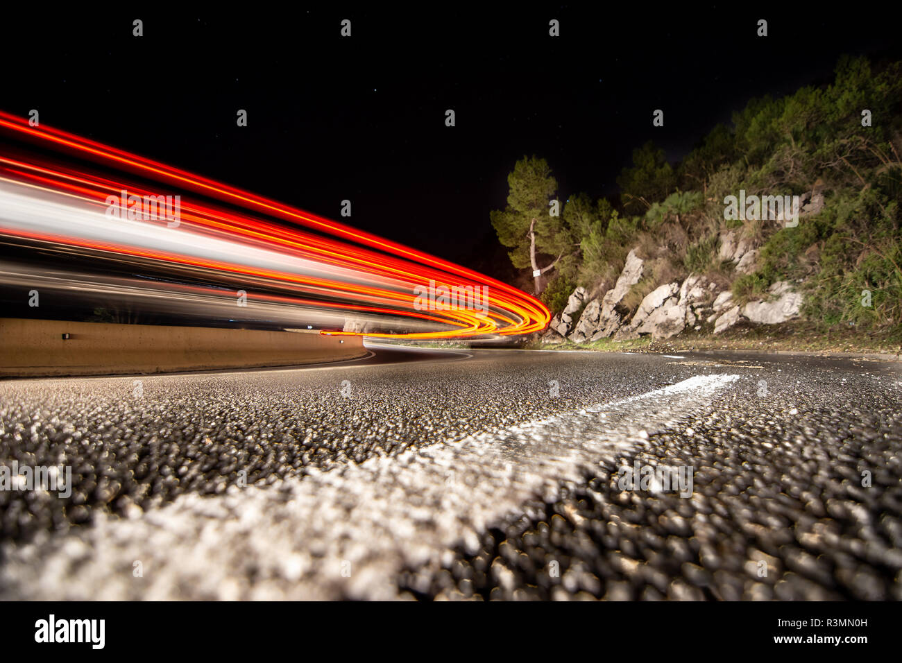 Coches circulando de noche por la carretera de curvas en Cataluña Stock Photo