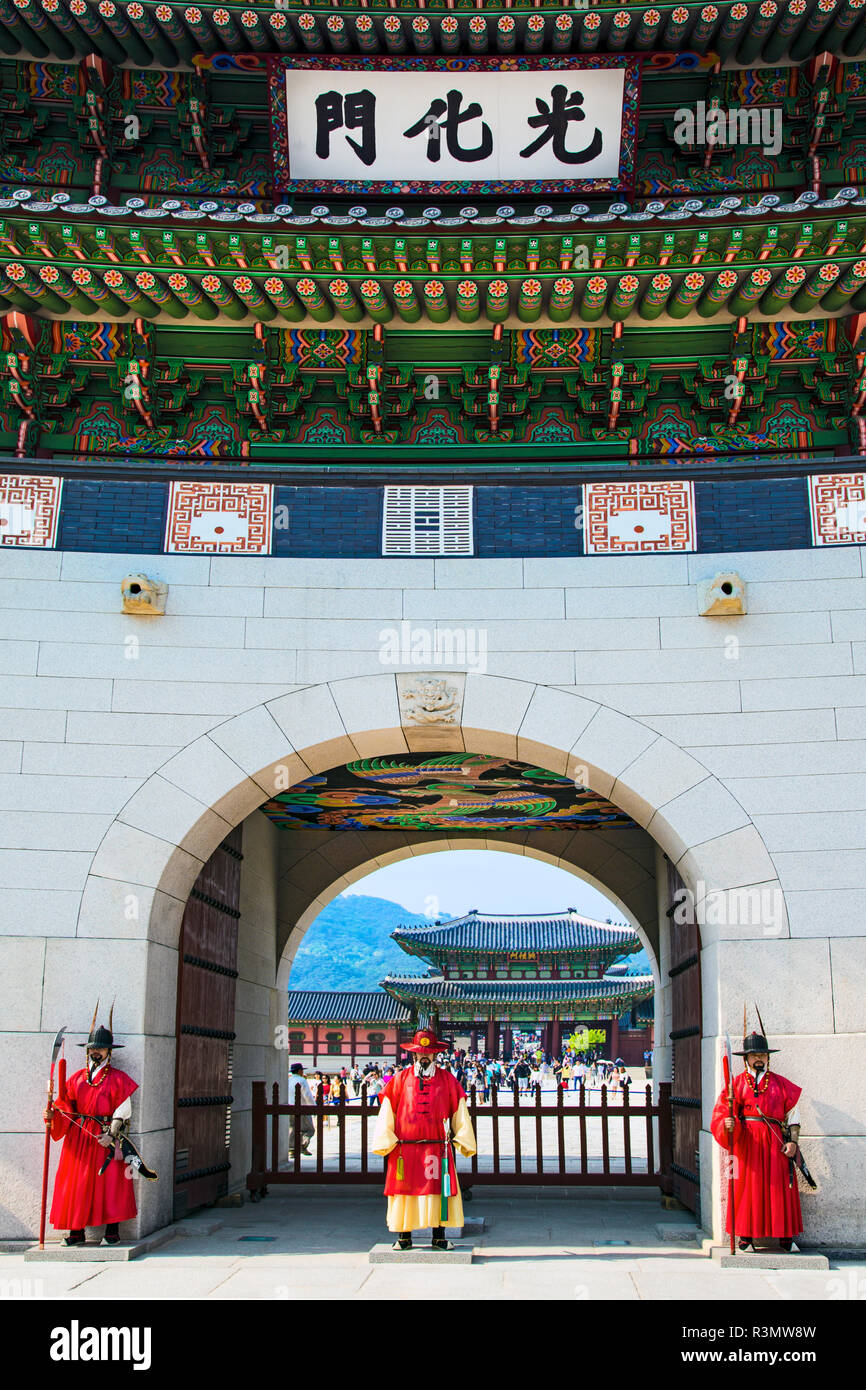Seoul, South Korea. Members of the Korean Imperial Guard standing outside the Gyeongbokgung Palace Stock Photo