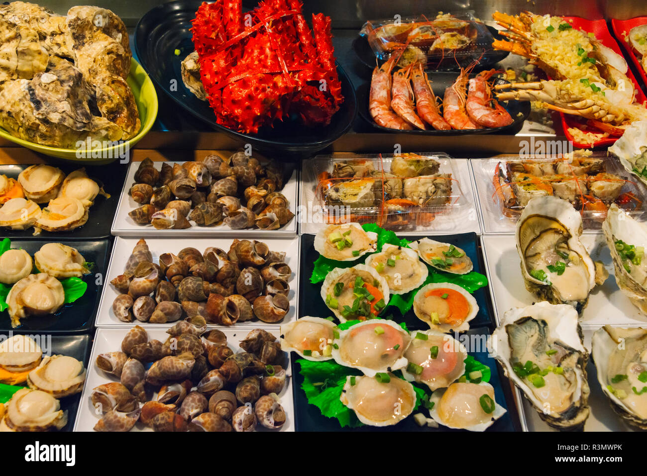 Selling food at Liuhe Night Market, Kaohsiung, Taiwan Stock Photo