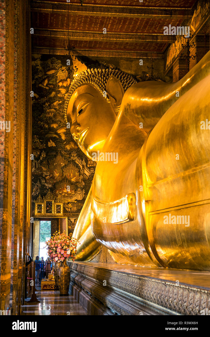 Bangkok Thailand Giant Reclining Gold Buddha Statue At Wat Pho Temple Stock Photo Alamy