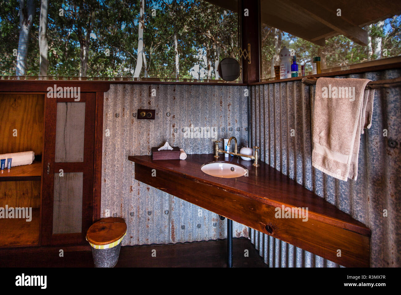 Bathroom in outback chic at Bamurru Plains Lodge Stock Photo