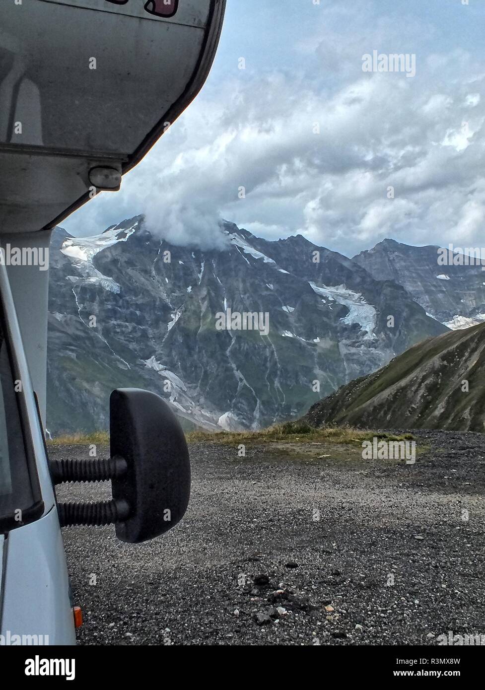 Blick auf die Berge vom Wohnmobil aus Stock Photo