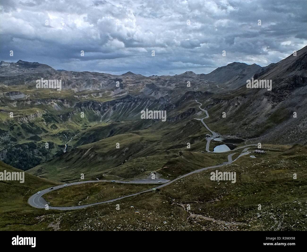 Verlauf der Strasse vor den Regen Stock Photo