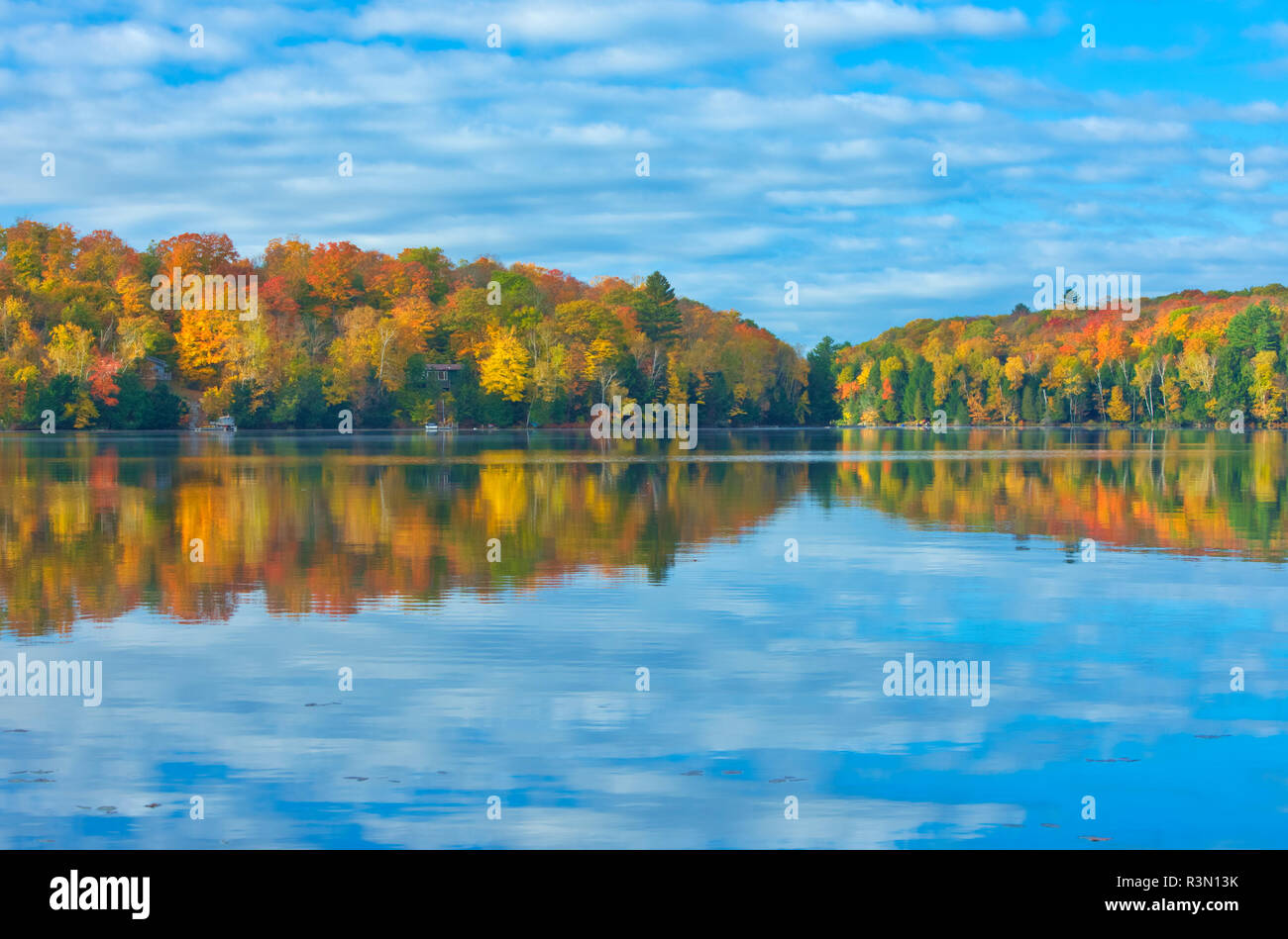 Horseshoe Lake In Autumn With Cottage Stock Photos Horseshoe