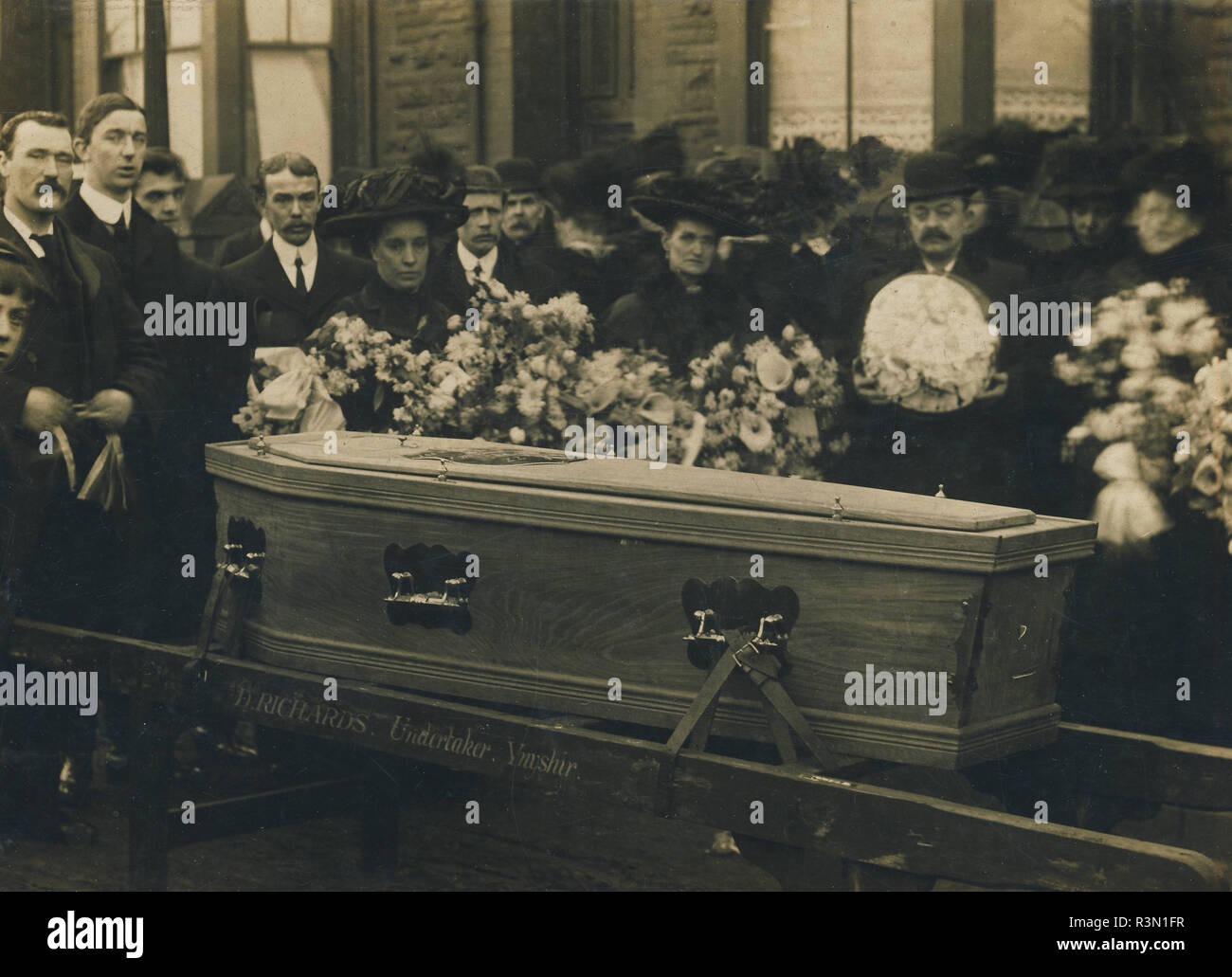 Historic Archive Image of a Welsh Funeral at Ynyshir, Rhondda Valley, Wales, c1910s Stock Photo