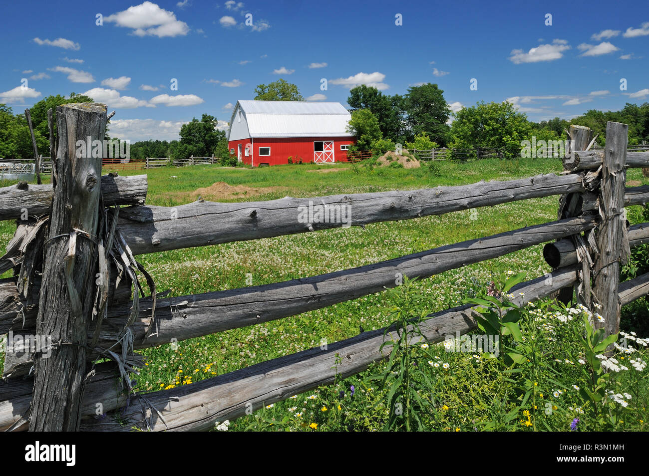 Canada, Ontario, Limoges. Red barn and fence on farm Stock Photo Alamy