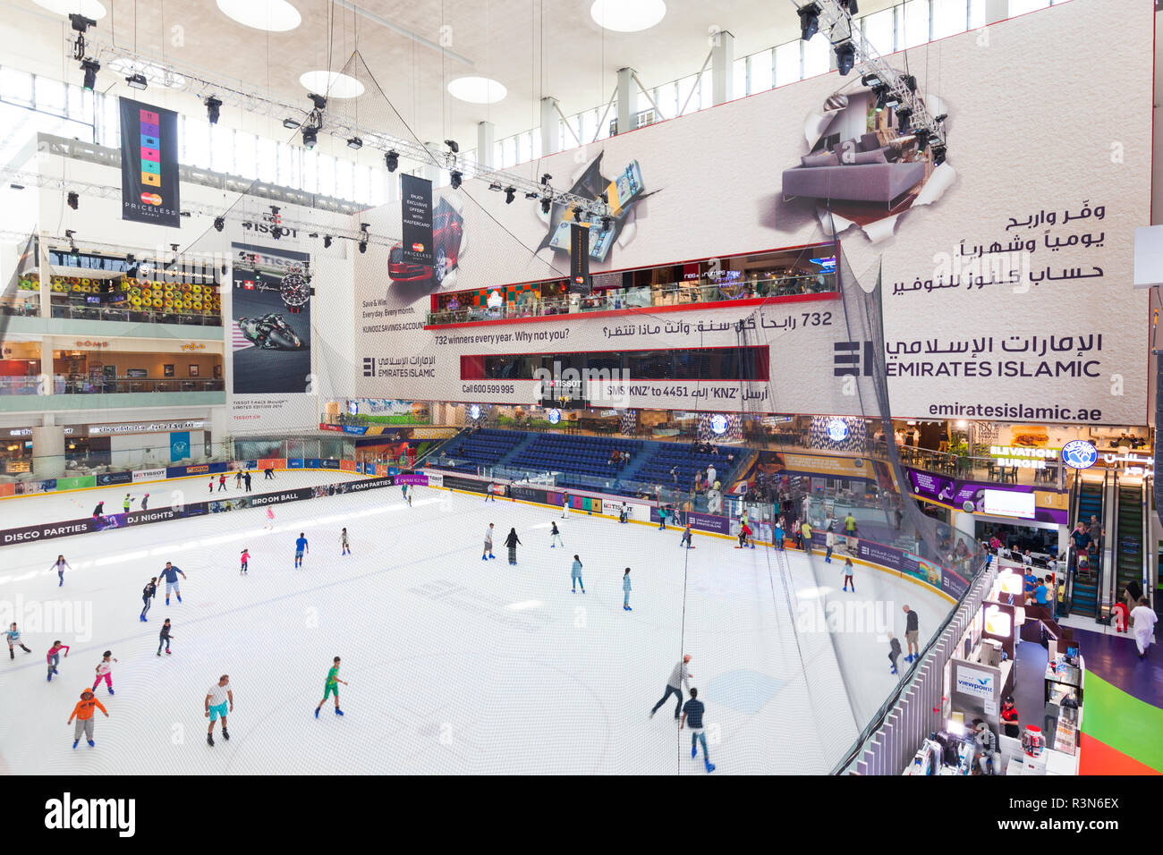 UAE, Downtown Dubai. Ice skating rink in Dubai Mall Stock Photo Alamy