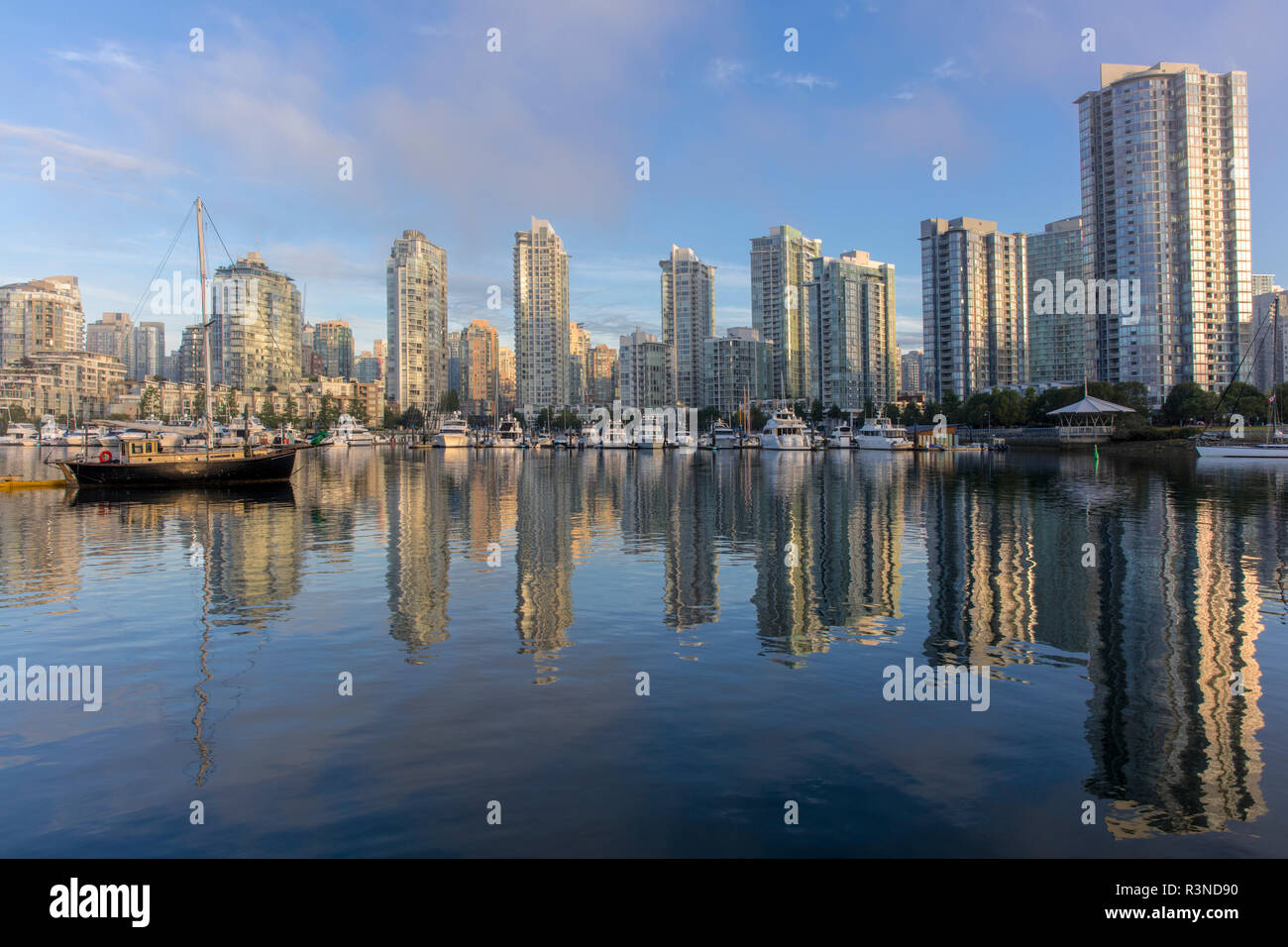 Vancouver city skyline reflected hi-res stock photography and images ...