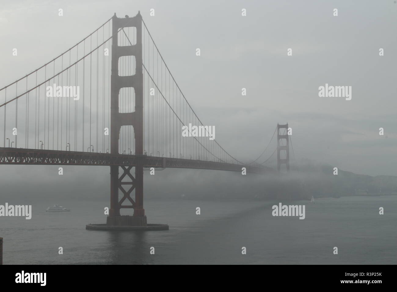 Golden Gate Bridge Im Nebel In San Francisco Von Der Sudseite Der Brucke Aufgenommen Stock Photo Alamy