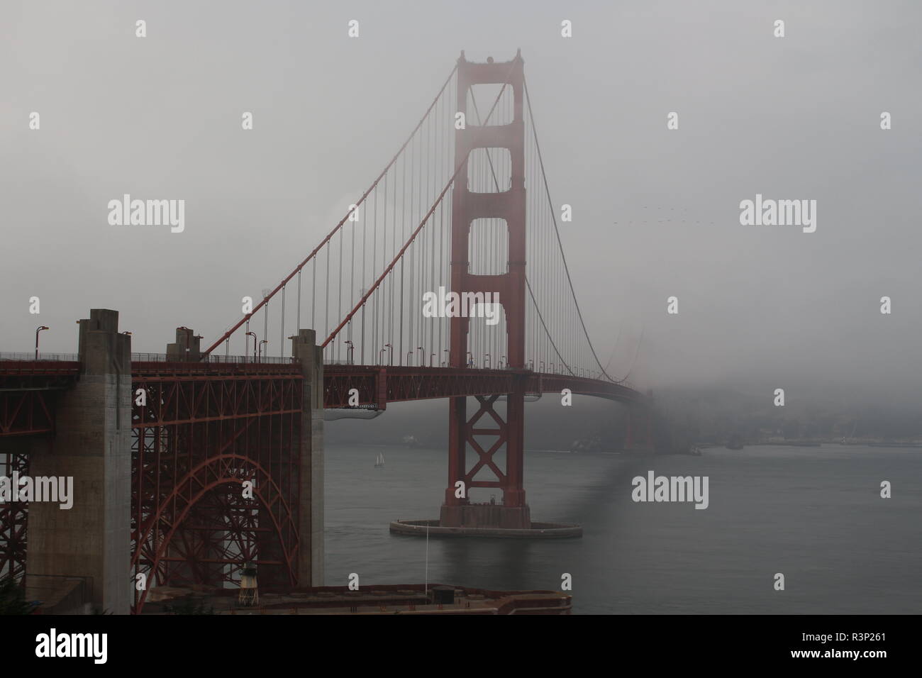 Golden Gate Bridge im Nebel in San Francisco von der Südseite der Brücke aufgenommen Stock Photo