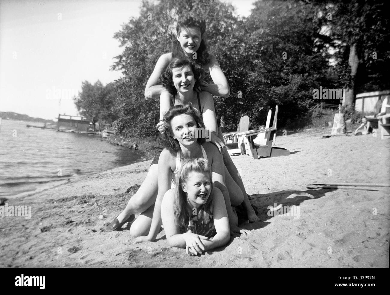 1940s women on beach hi-res stock photography and images - Alamy