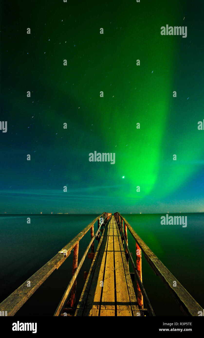 Canada, Manitoba, Winnipeg. Northern Lights reflected in Lake Winnipeg Stock Photo Alamy