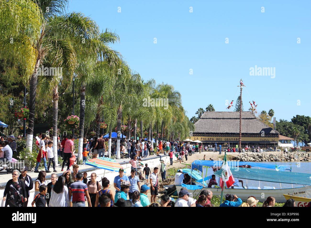 Rivera de Chapla, Jalisco, Mexico foto del malecon a orillas del lago en donde se ve a una gran multitud de gente paseando y disfrutando del lugar Stock Photo