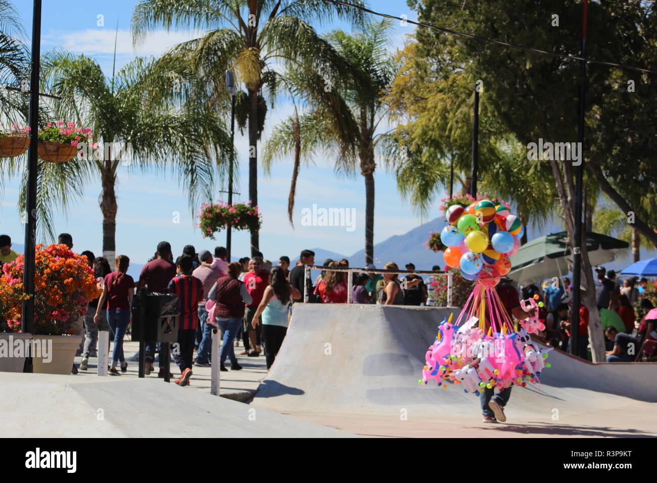 Foto tomada en el malecón de Chapala-Jalisco -Mexico al medio dia en donde se aprecian las personas que visitan este lugar emblematico Mexicano Stock Photo