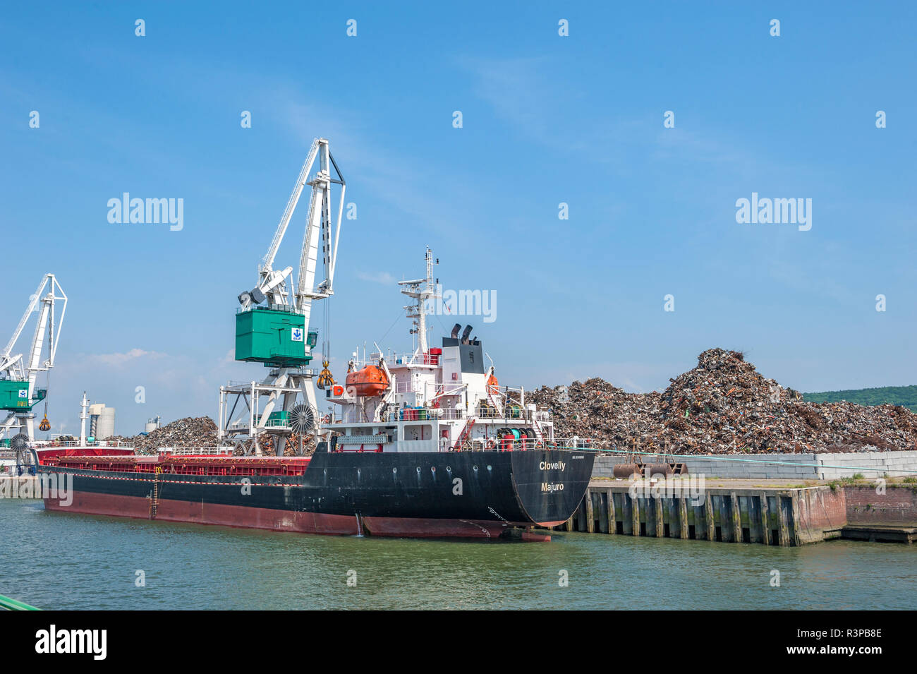 Garbage barge hires stock photography and images Alamy