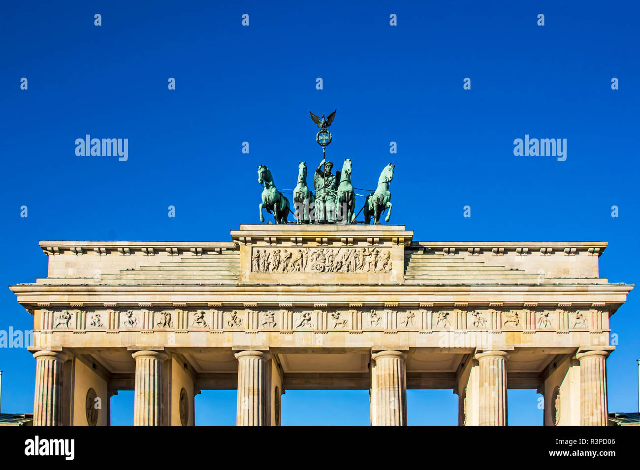 Berlin Germany Close Up Of The Quadriga Atop The Brandenburg Gate Brandenburger Tor Stock Photo Alamy