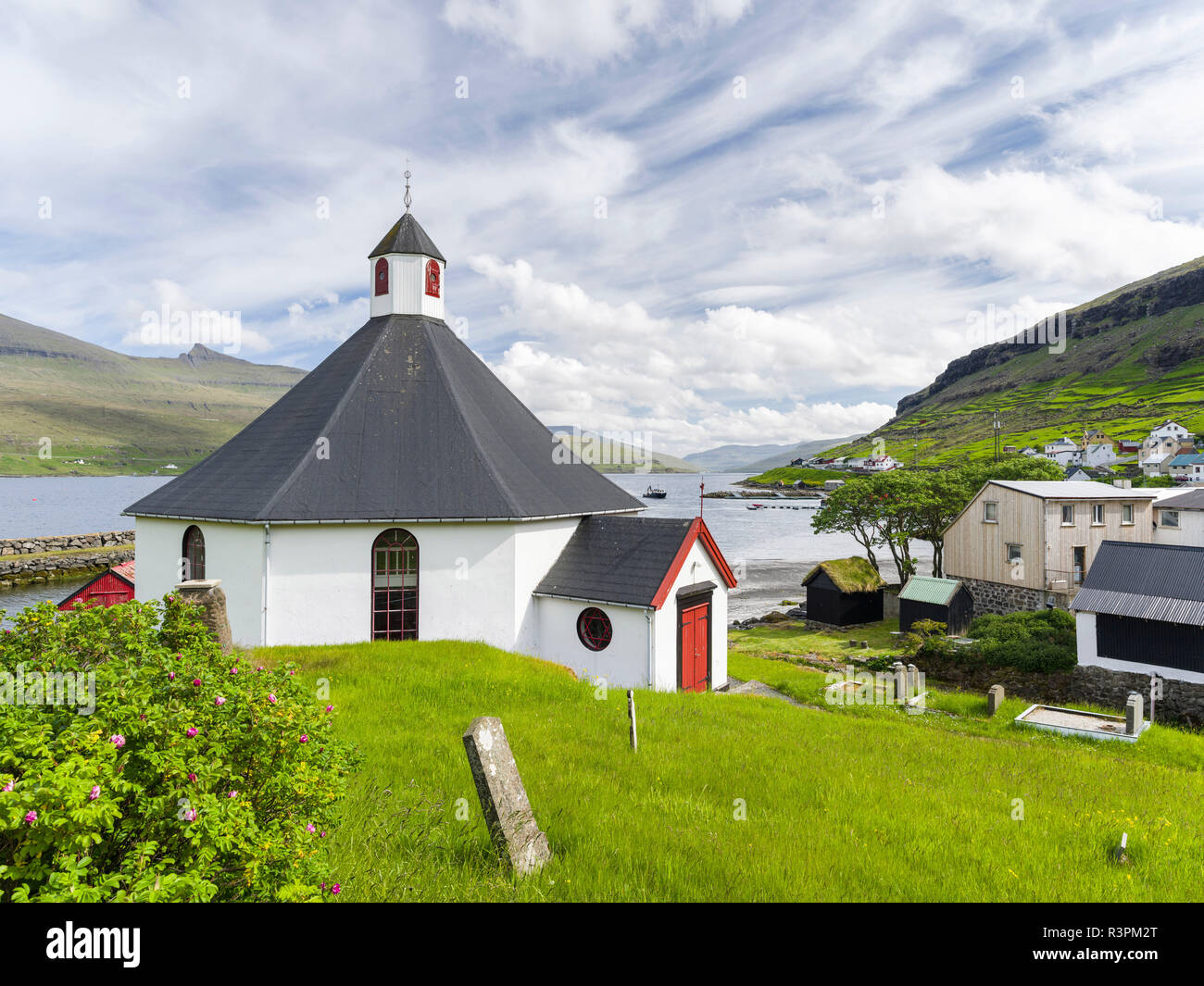 Village Haldarsvik am Sundini, Eysturoy in the background. Denmark, Faroe Islands Stock Photo