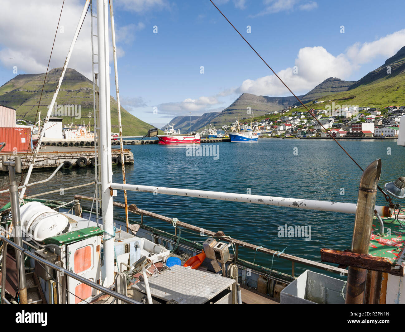 harbor-in-klaksvik-the-capital-of-the-northern-isles-on-the-isle-of