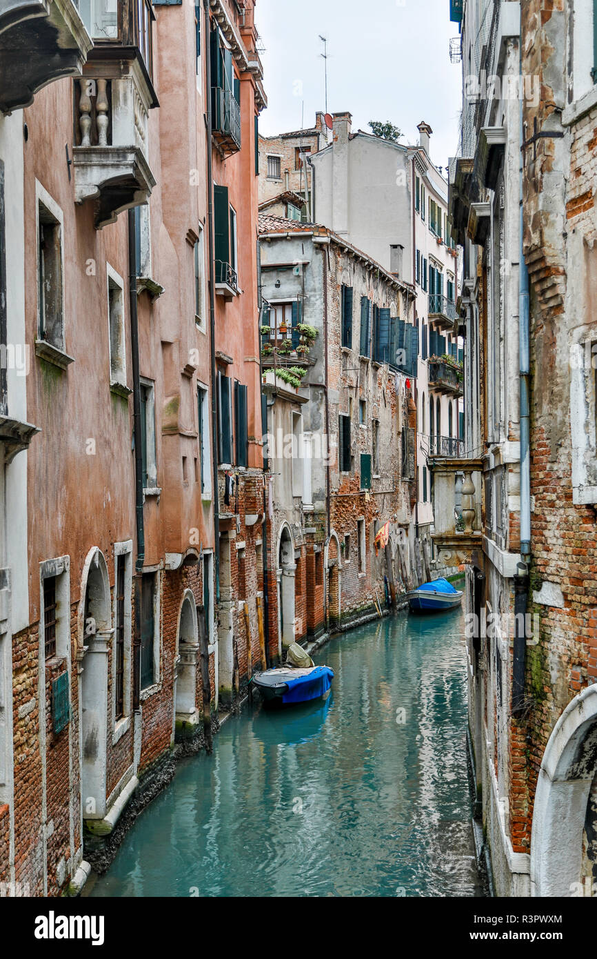 Venice narrow canal hi-res stock photography and images - Alamy