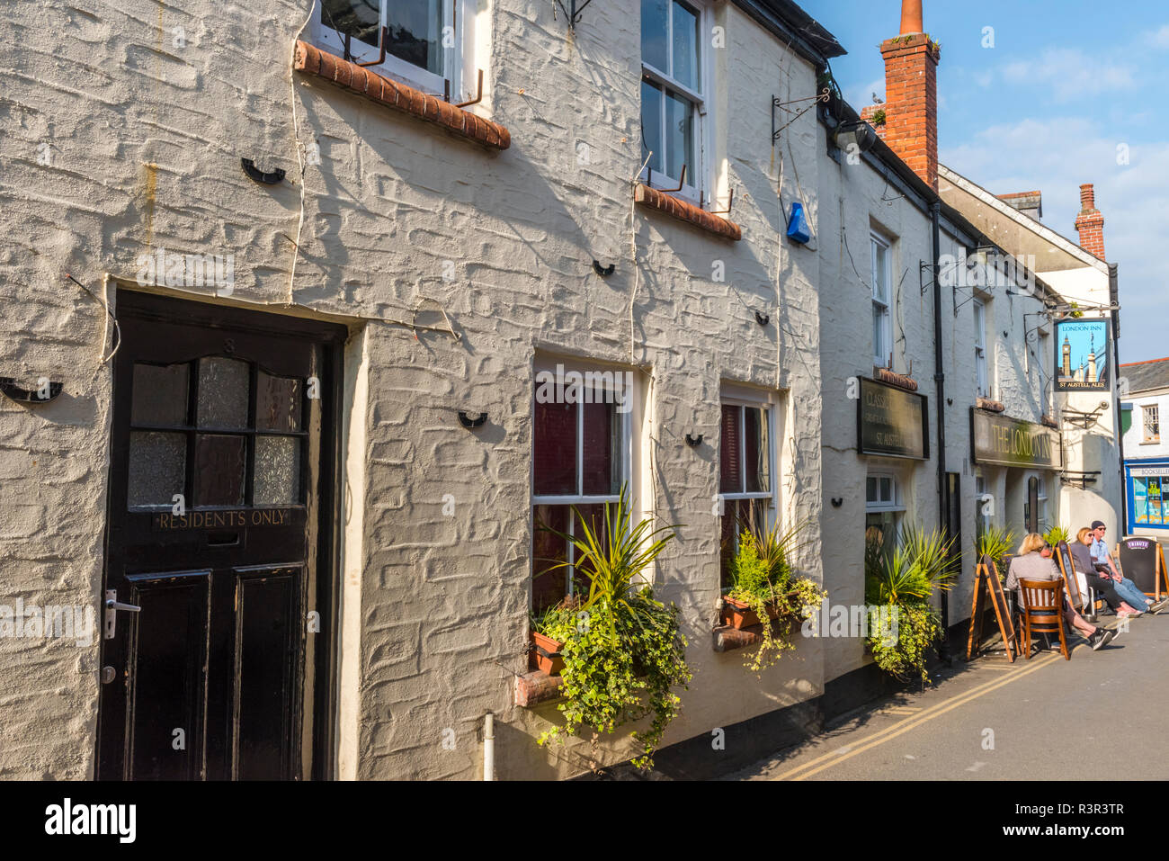 The London Inn is a traditional English pub on Lanadwell Street in Padstow, Cornwall, England Stock Photo