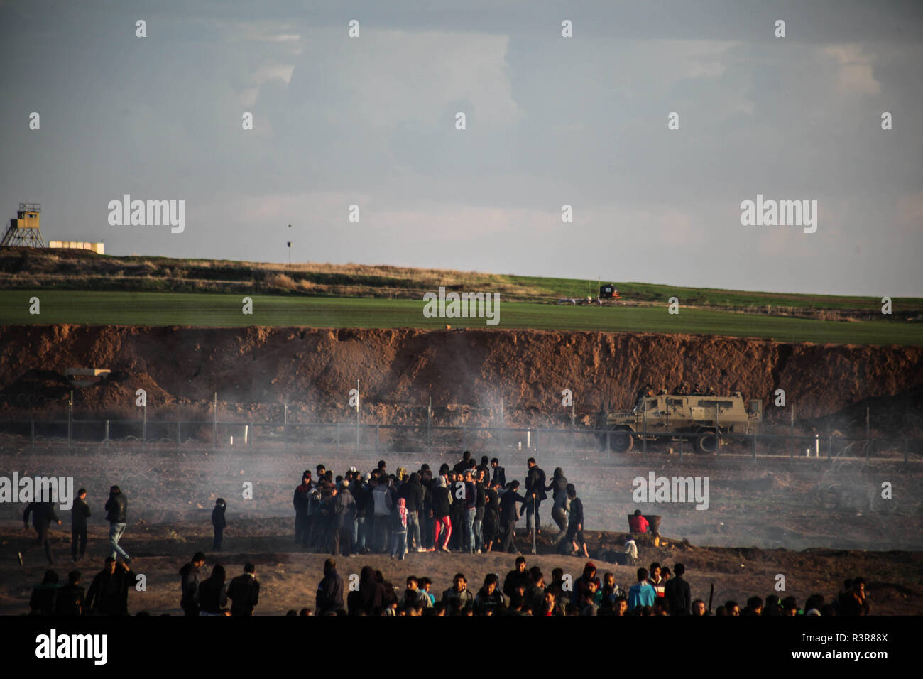 Gaza, Gaza. 23rd Nov, 2018. Palestinians take part in the "Great March