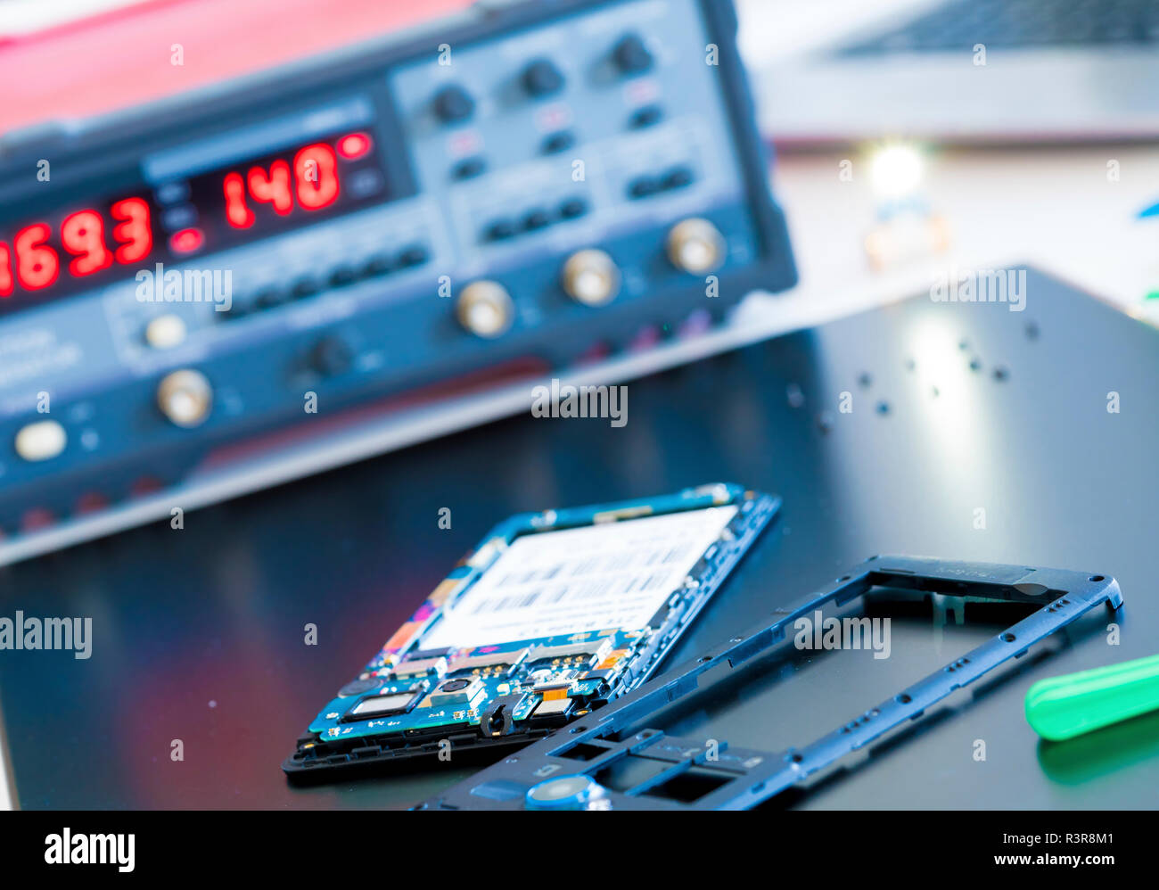 Mobile phone repair hi-res stock photography and images - Alamy