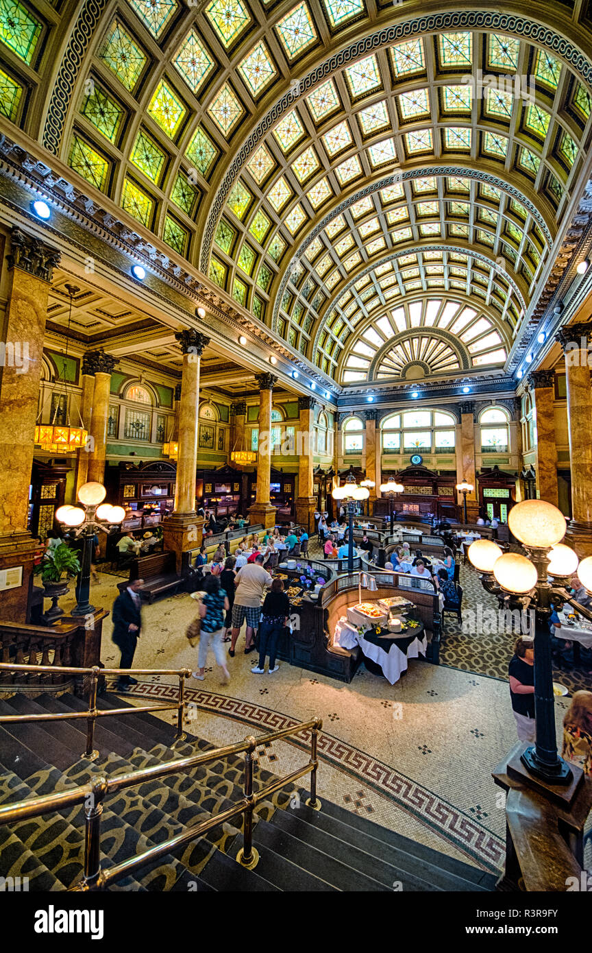 The elegant Grand Concourse Restaurant is housed in the former Pittsburgh and Lake Erie Railroad Station in Pittsburgh, Pennsylvania, USA Stock Photo