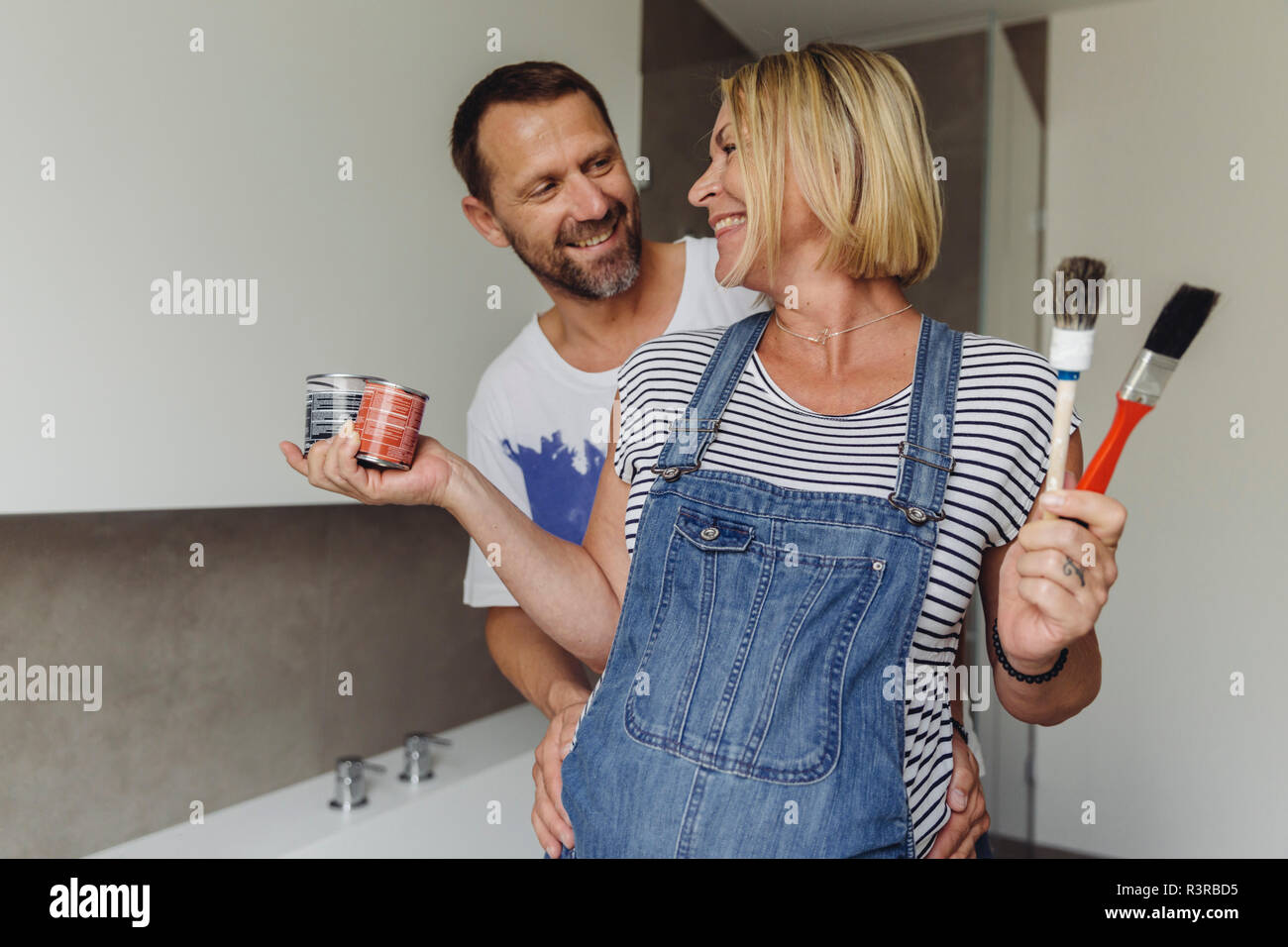 Happy pregnant couple about to paint their home Stock Photo Alamy