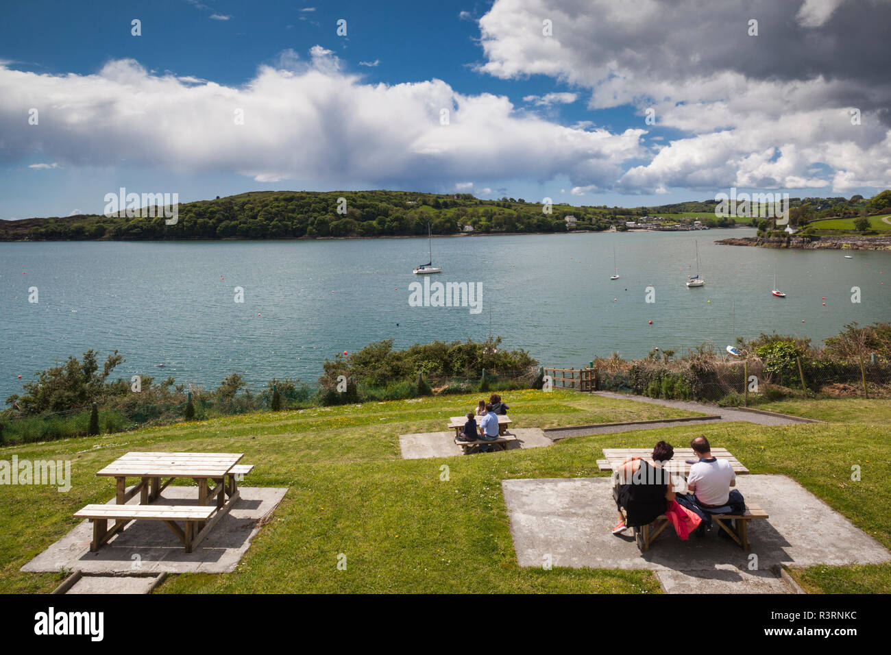 Ireland, County Cork, Glandore, outdoor dining outside the Glandore Inn