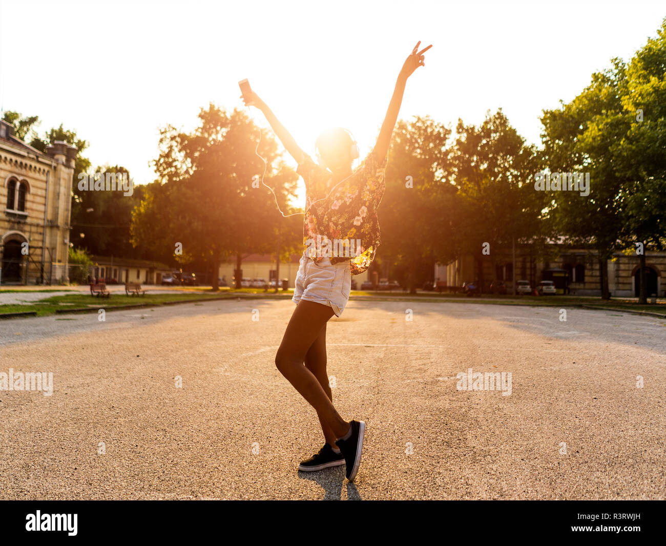 Dancing outdoors hi-res stock photography and images - Alamy
