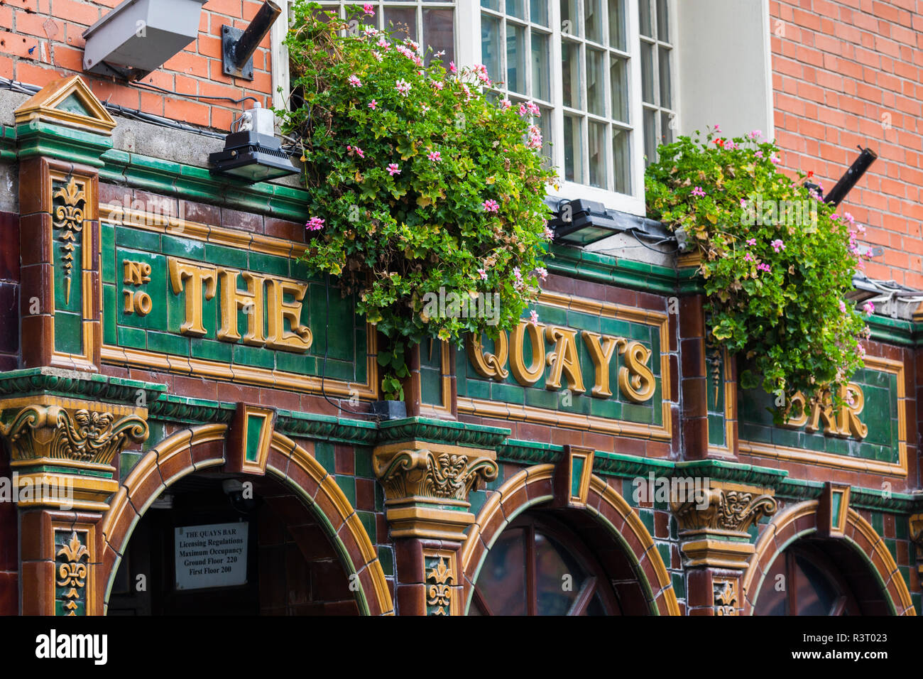 Ireland, Dublin, Temple Bar, The Quays, pub exterior Stock Photo Alamy