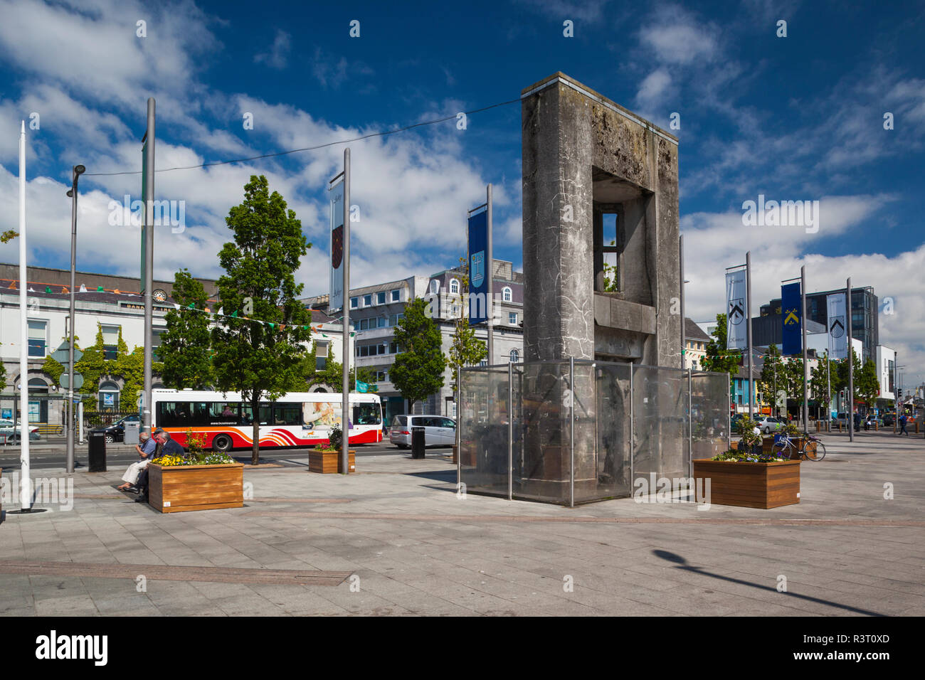 Ireland, County Galway, Galway City, Eyre Square, Browne's Doorway, 17th century building facade Stock Photo