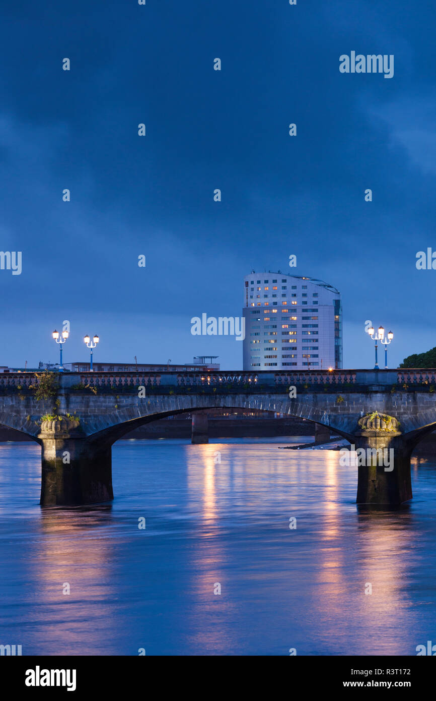 Ireland, County Limerick, Limerick City, Sarsfield Bridge and River Shannon, dusk Stock Photo